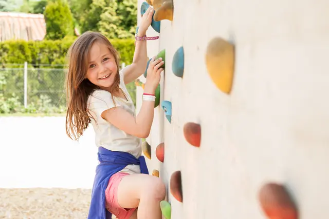 Mädchen an Kletterwand