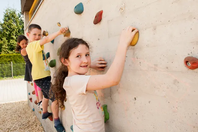 Kinder an Kletterwand