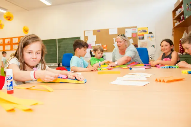 Kinder Spielen am Tisch